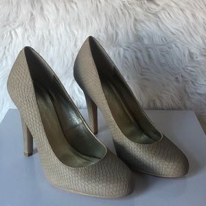 JESSICA SIMPSON Fish Scale Taupe Platform Round Toe Pumps 7M